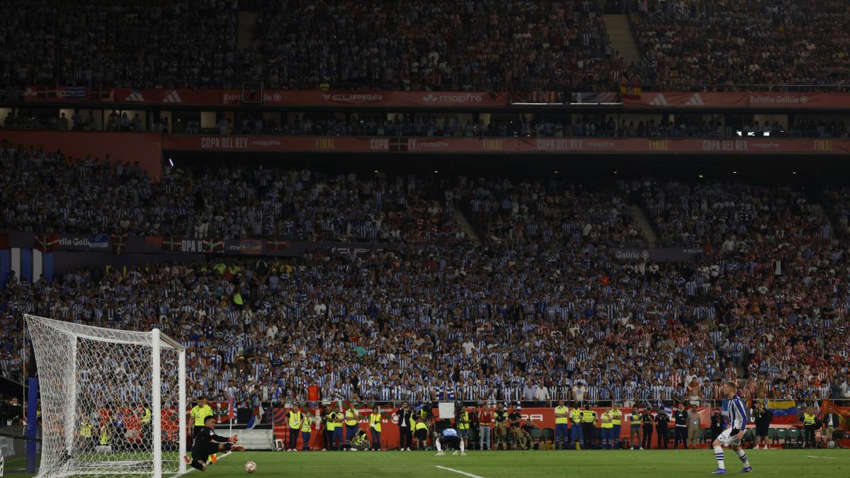 <![CDATA[Se venden supuestos trozos de la red de la portería en la que se coronó La Real en la Copa del Rey]]>