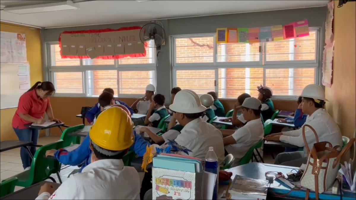 <![CDATA[Estudiantes acuden con cascos a escuela para protegerse de desprendimientos del techo]]>