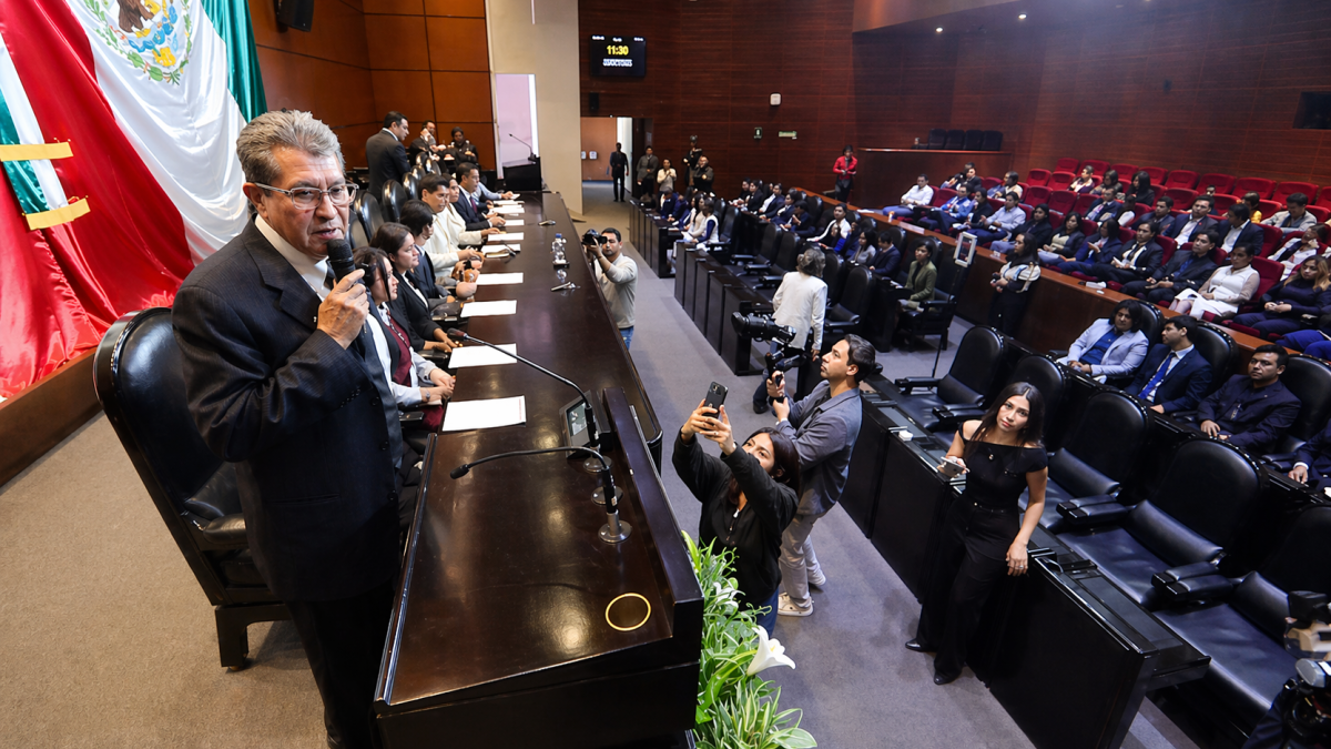 <![CDATA[Monreal toma protesta a jóvenes en Parlamento Universitario en San Lázaro y los llama a debatir sin reservas]]>