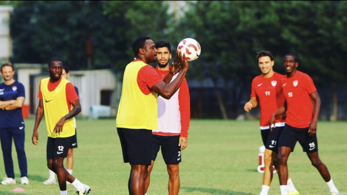 <![CDATA[Luto en el campo: El exfutbolista Michael Eneramo fallece de un paro cardíaco durante un amistoso]]>