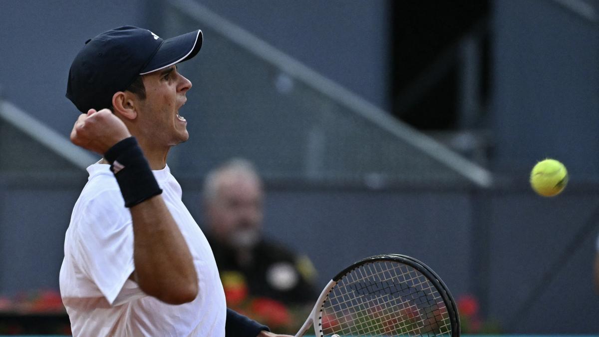 <![CDATA[Rafa Jódar destroza a De Minaur y se presenta al mundo el día que Alcaraz se baja de Roland Garros]]>