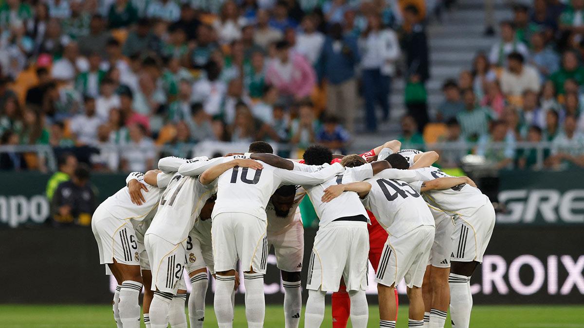 <![CDATA[Aficionados increpan a futbolistas del Real Madrid: ‘¡qué poca vergüenza!’]]>