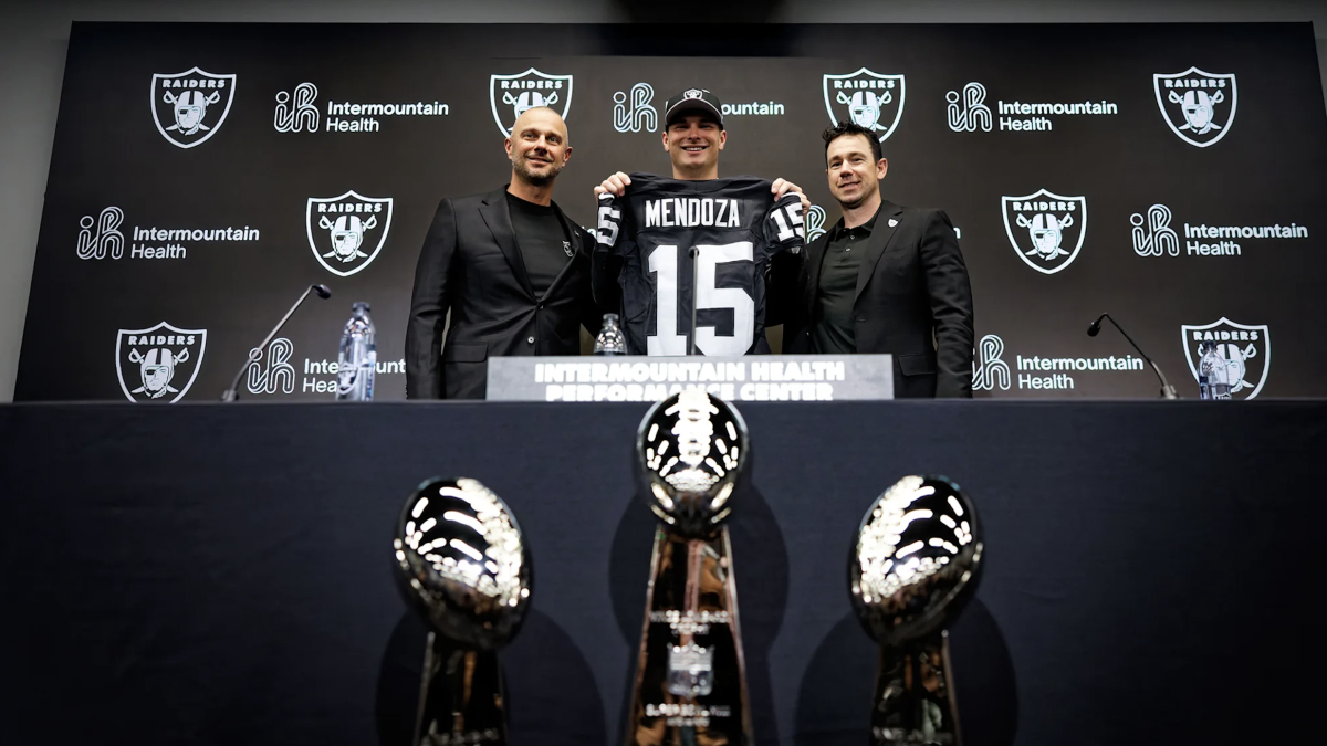 <![CDATA[Tom Flores bendice a Mendoza para portar el número 15: El pasado de Raiders abraza su futuro]]>