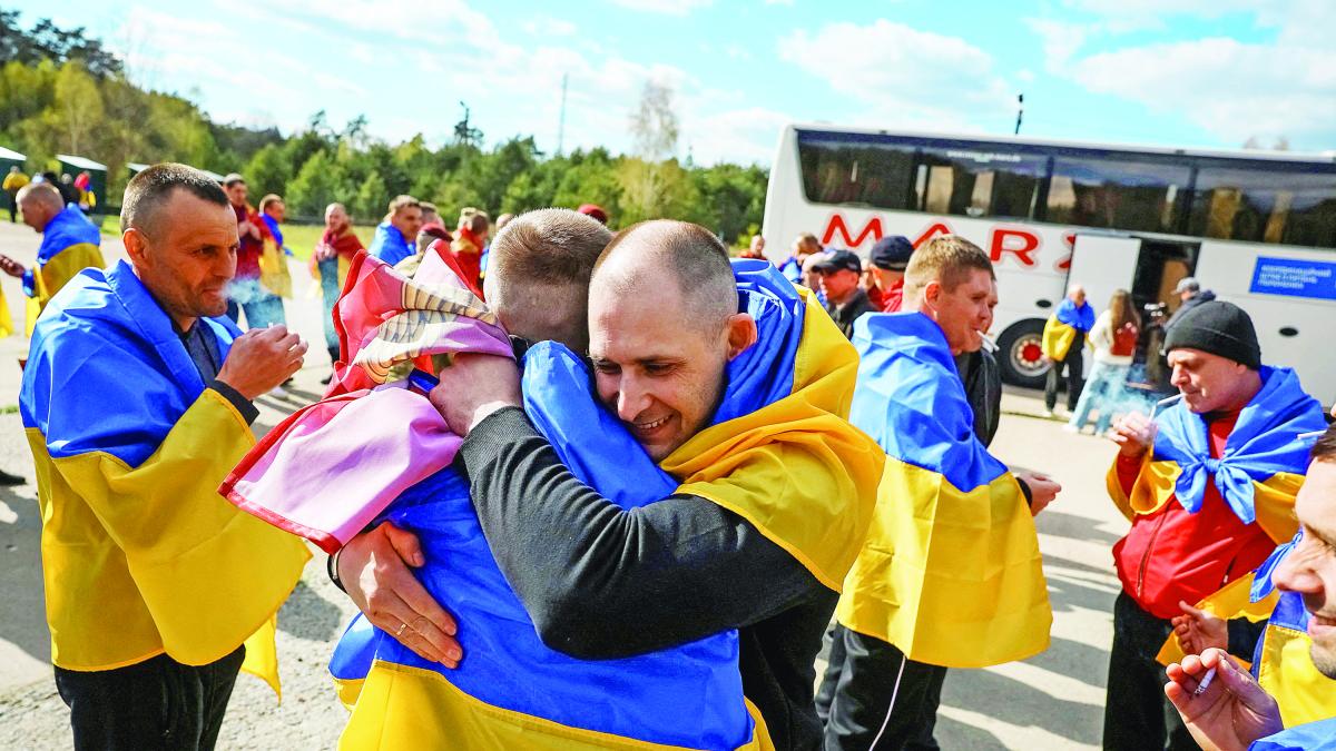 <![CDATA[Ucranianos y rusos intercambian presos]]>