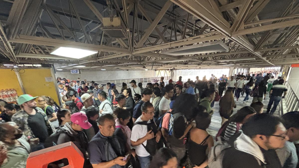 <![CDATA[Pasajeros se hacen “nudos” por obras en Metro Chabacano]]>