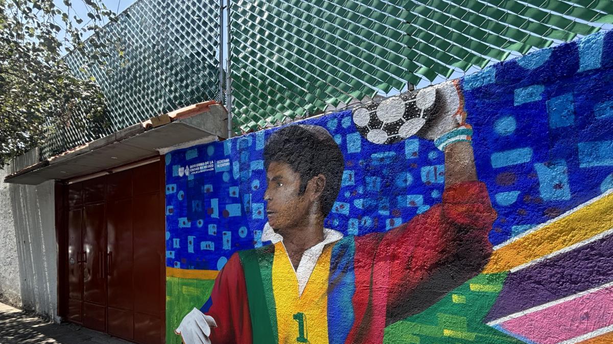 <![CDATA[Fotos: Pasión por el futbol inunda Calzada de Tlalpan con murales]]>