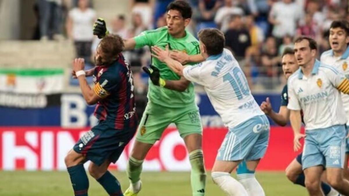 <![CDATA[Esteban Andrada, ex de Rayados, propina brutal puñetazo en España; ¡caos y expulsiones!]]>