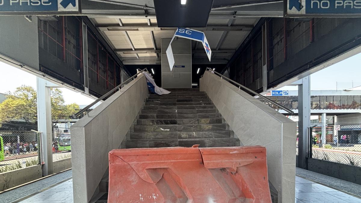 <![CDATA[Usuarios del Metro exigen reapertura de escaleras en Xola]]>
