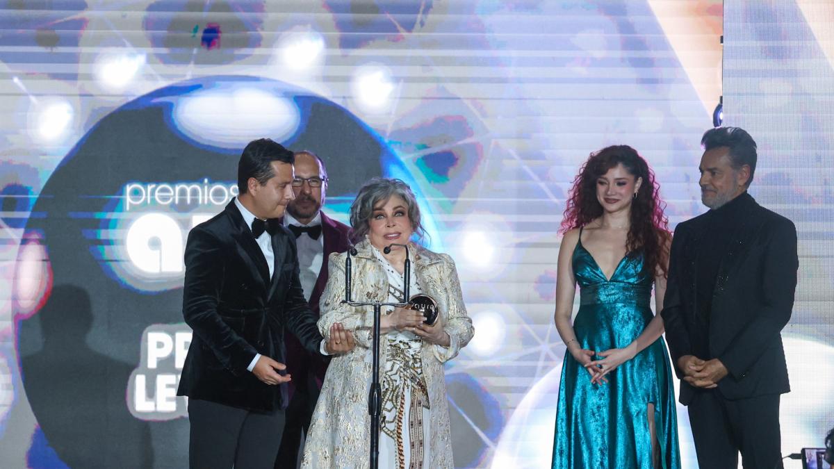 reconocen-autenticidad-de-ver-nica-castro-en-premios-aura-2026