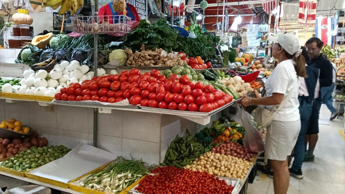 <![CDATA[Inflación se desacelera en abril y se ubica en 4.45%; jitomate, chile y papa, suben de precio]]>