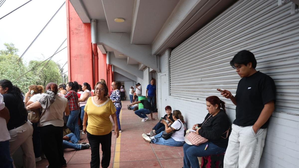 <![CDATA[Fans de BTS esperan entre bailes, pancartas y cansancio antes del concierto]]>
