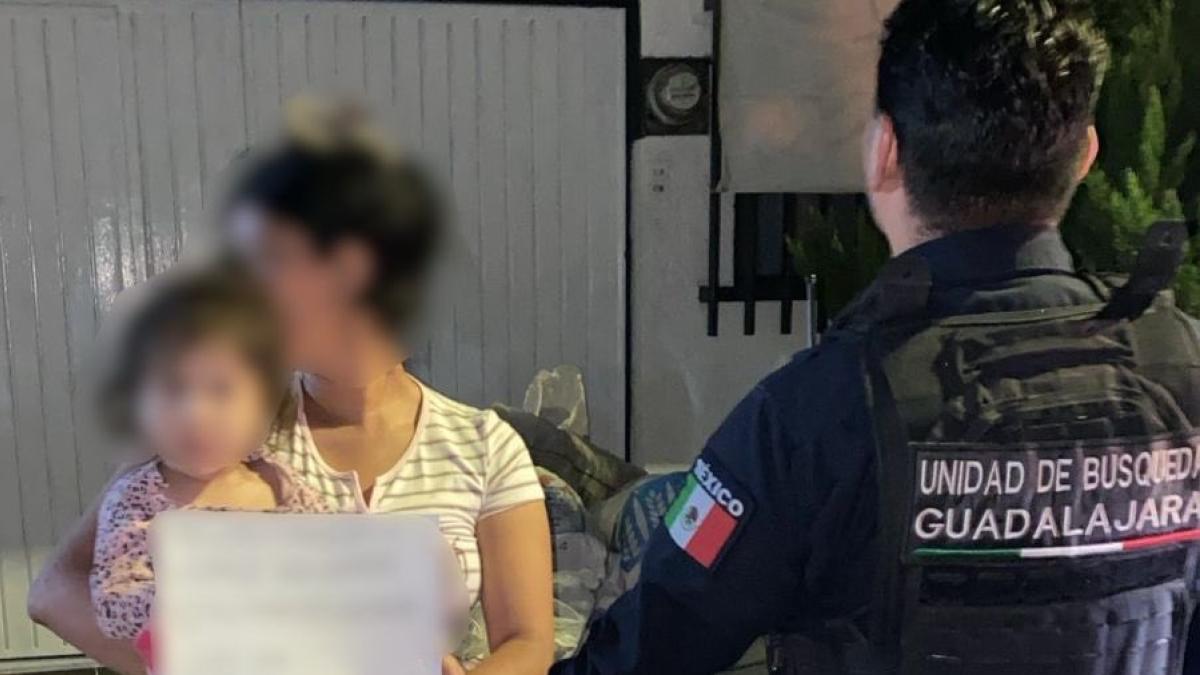 <![CDATA[Policía de Guadalajara rescata a bebé de un año que gateaba sola en la vía pública]]>