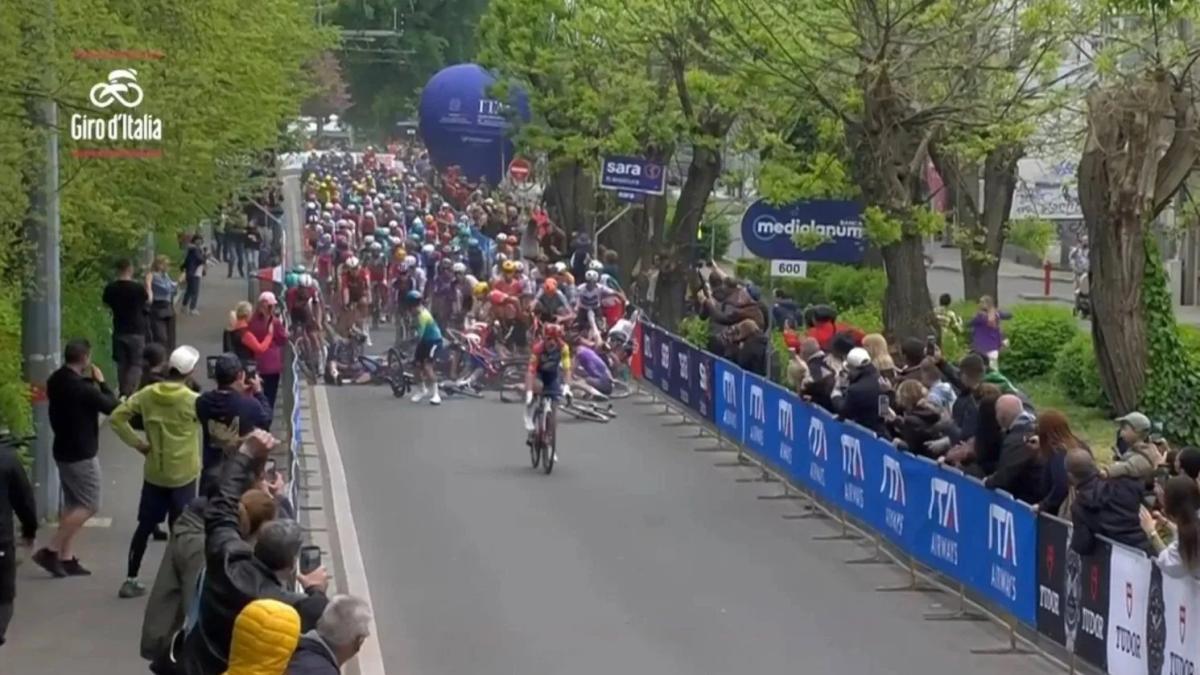 <![CDATA[Giro de Italia 2026: Caos y drama en Bulgaria por una caída masiva a 600 metros de la meta]]>