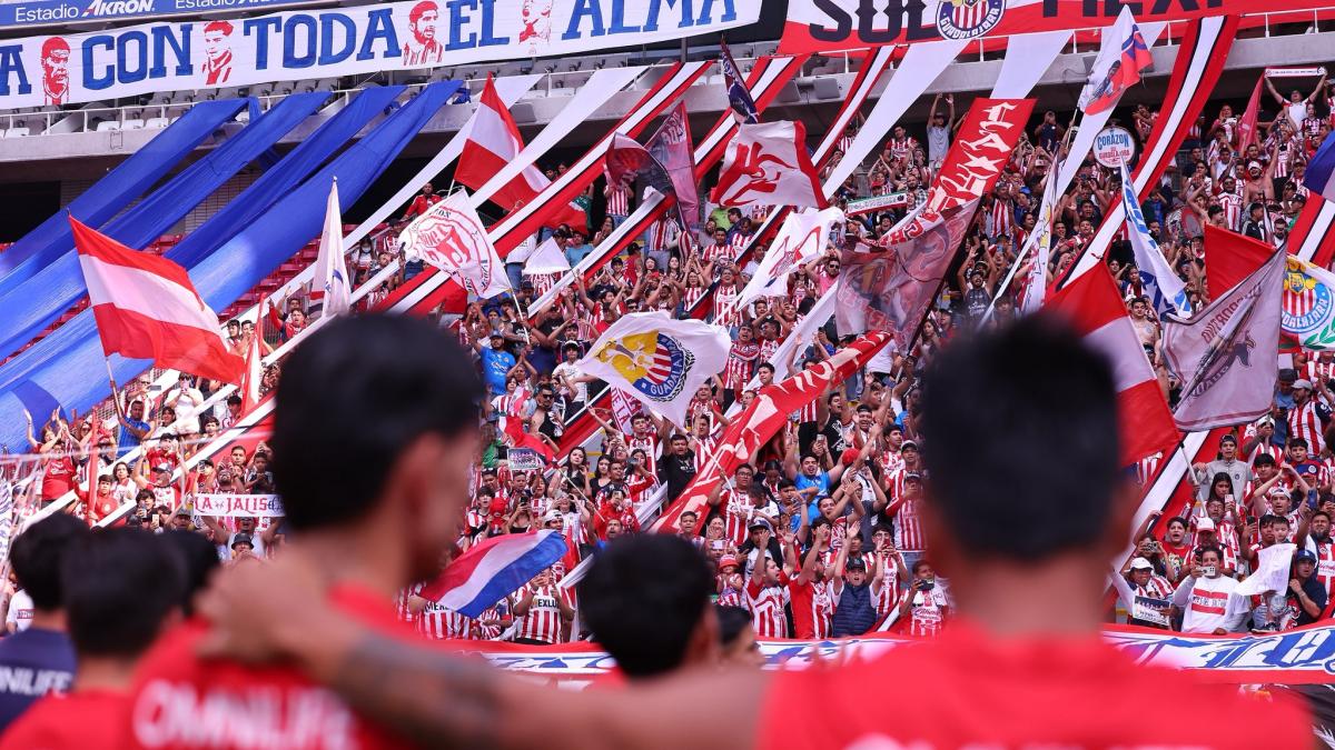 <![CDATA[Chivas apela a la fe: 3,000 fans acuden al entrenamiento del Rebaño antes de enfrentar a Tigres]]>