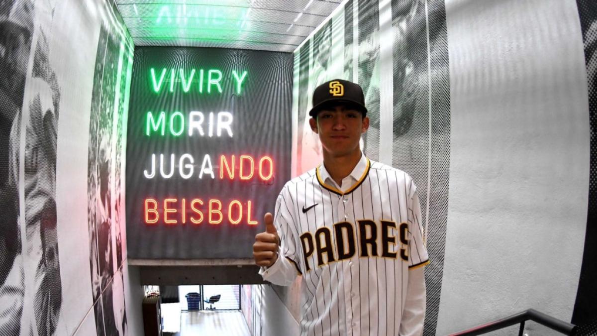 <![CDATA[Pitcher mexicano de los Padres es deportado tras delito grave]]>