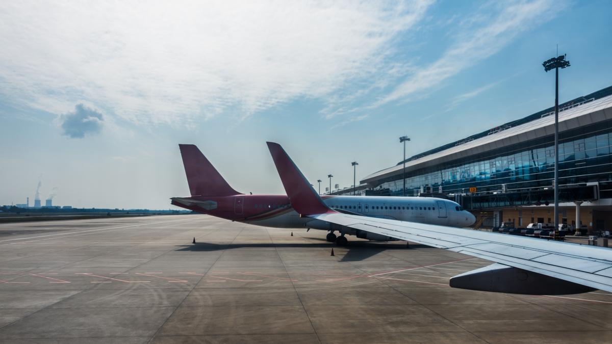 <![CDATA[Un hombre murió atropellado en una pista del aeropuerto de Denver]]>