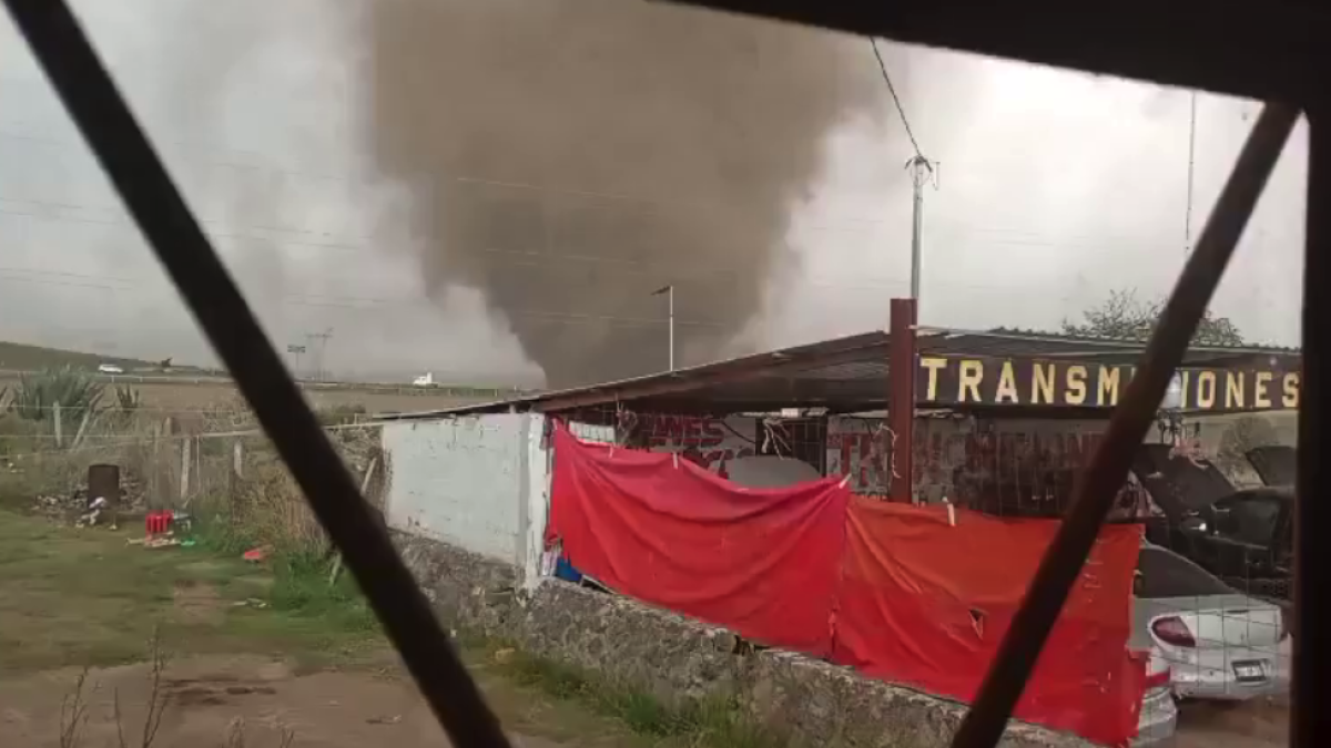 <![CDATA[“Métase, doña”: Tornado sorprende a habitantes de Cuyoaco, Puebla | VIDEO]]>