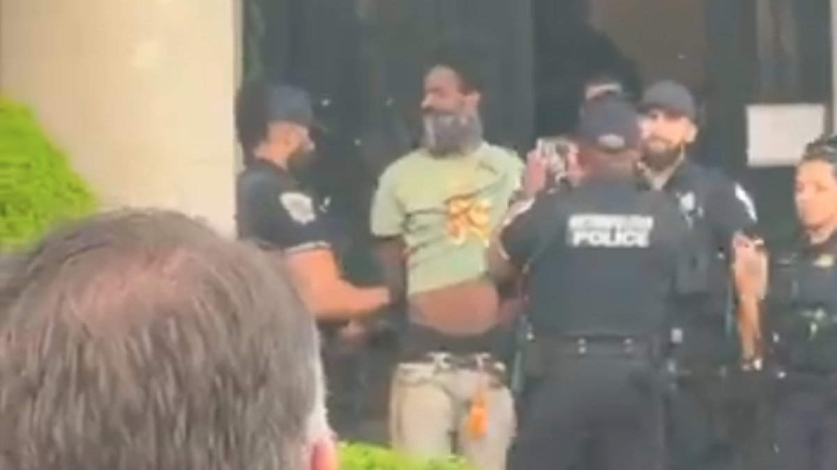 <![CDATA[Hombre armado irrumpe en el Instituto Cultural de México en Washington | VIDEO]]>