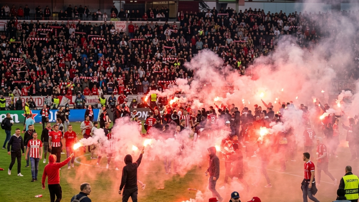 <![CDATA[VIDEO: Aficionados del Slavia invaden el campo y agreden al portero del Sparta; el derby fue un caos]]>