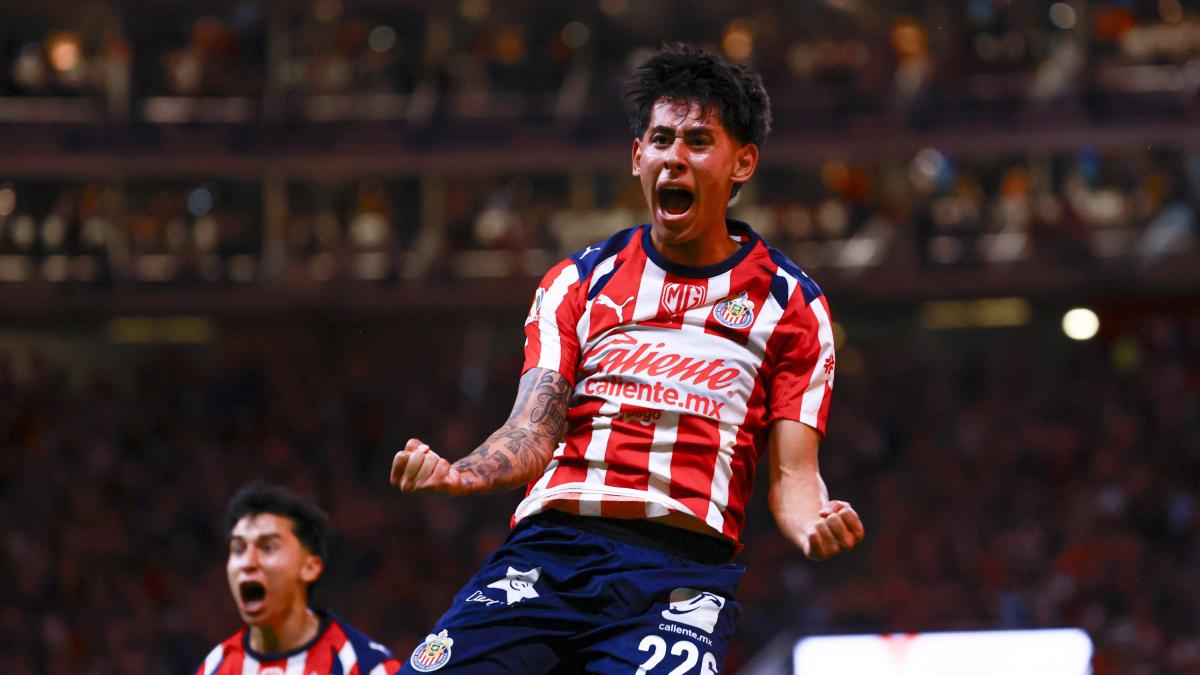 <![CDATA[Santiago Sandoval aprovecha su oportunidad, anota doblete y mete a Chivas a semifinales]]>