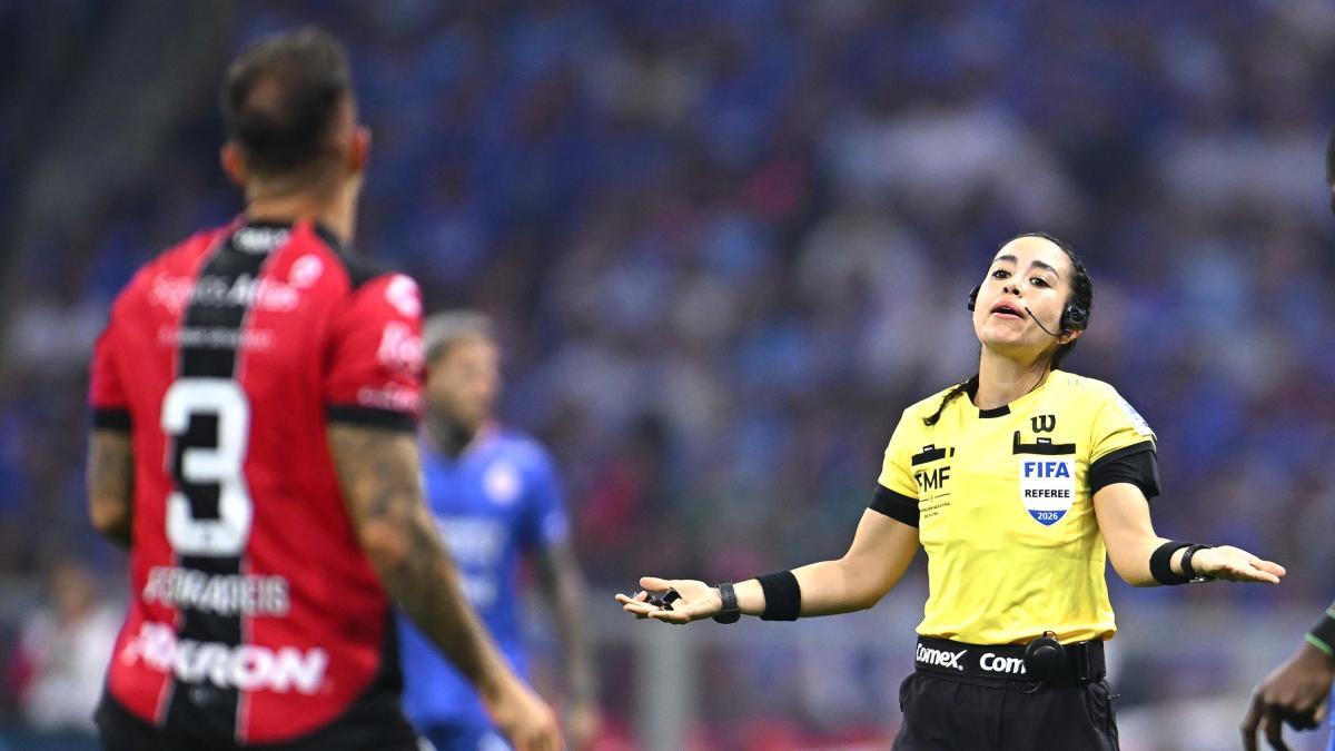 <![CDATA[Polémica 'mancha' gol de Cruz Azul que liquidó al Atlas]]>