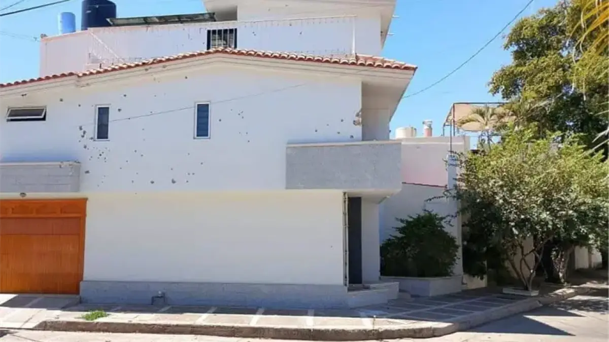 <![CDATA[Filtran VIDEO del ataque a una casa de Rocha Moya en Culiacán]]>