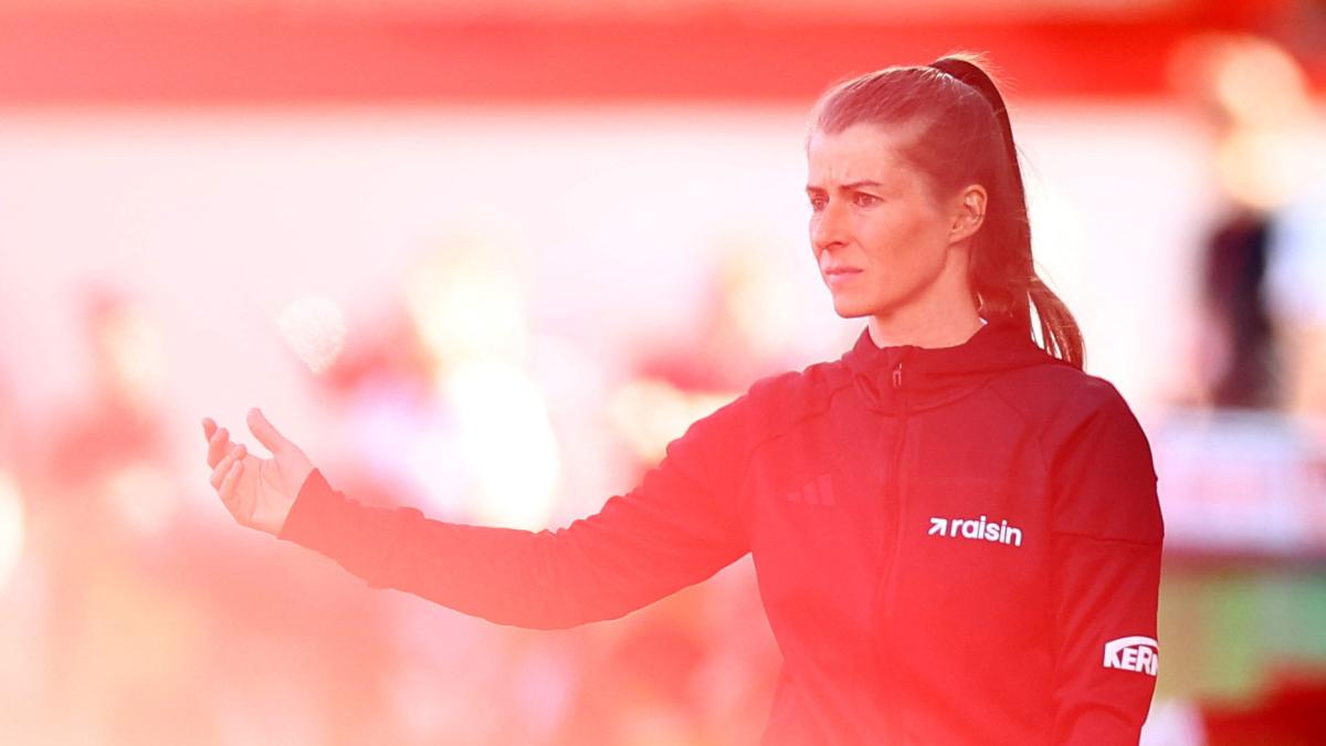 <![CDATA[Marie-Louise Eta, la primera mujer entrenadora en ganar en la Bundesliga]]>