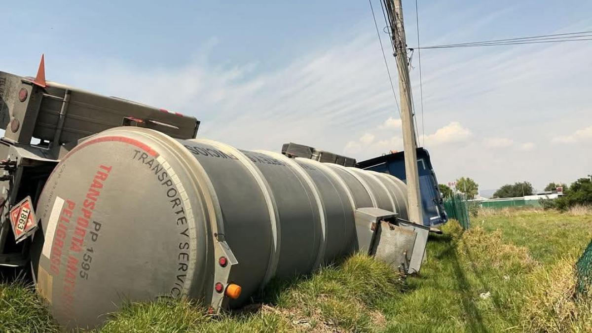 <![CDATA[Vuelca pipa con turbosina en Hidalgo; activan operativo de control]]>