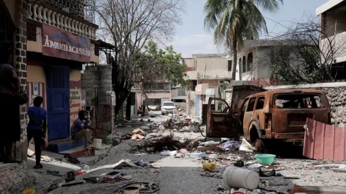 <![CDATA[Hospitales evacuados y médicos suspenden servicios por choque de bandas en Haití]]>
