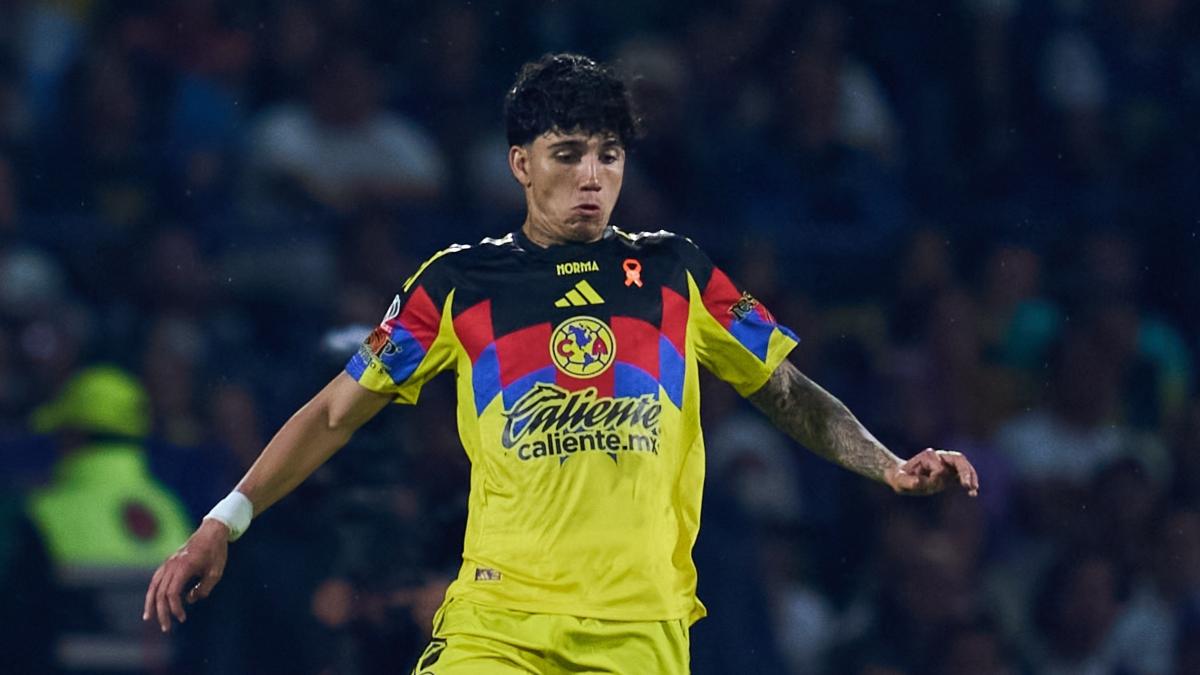 <![CDATA[Kevin Álvarez se olvida de la eliminación del América desayunando birria y en su lujoso auto]]>