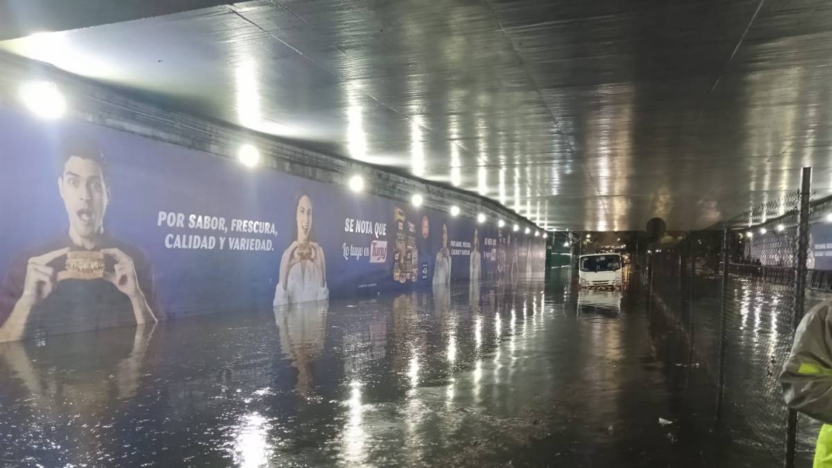 <![CDATA[Aguacero provoca inundaciones y arrastra vehículos en el sur poniente de CDMX]]>