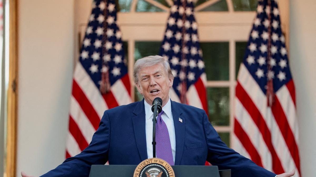 <![CDATA[Trump confirma que EU iniciará conversaciones con Cuba, “un país en quiebra”]]>