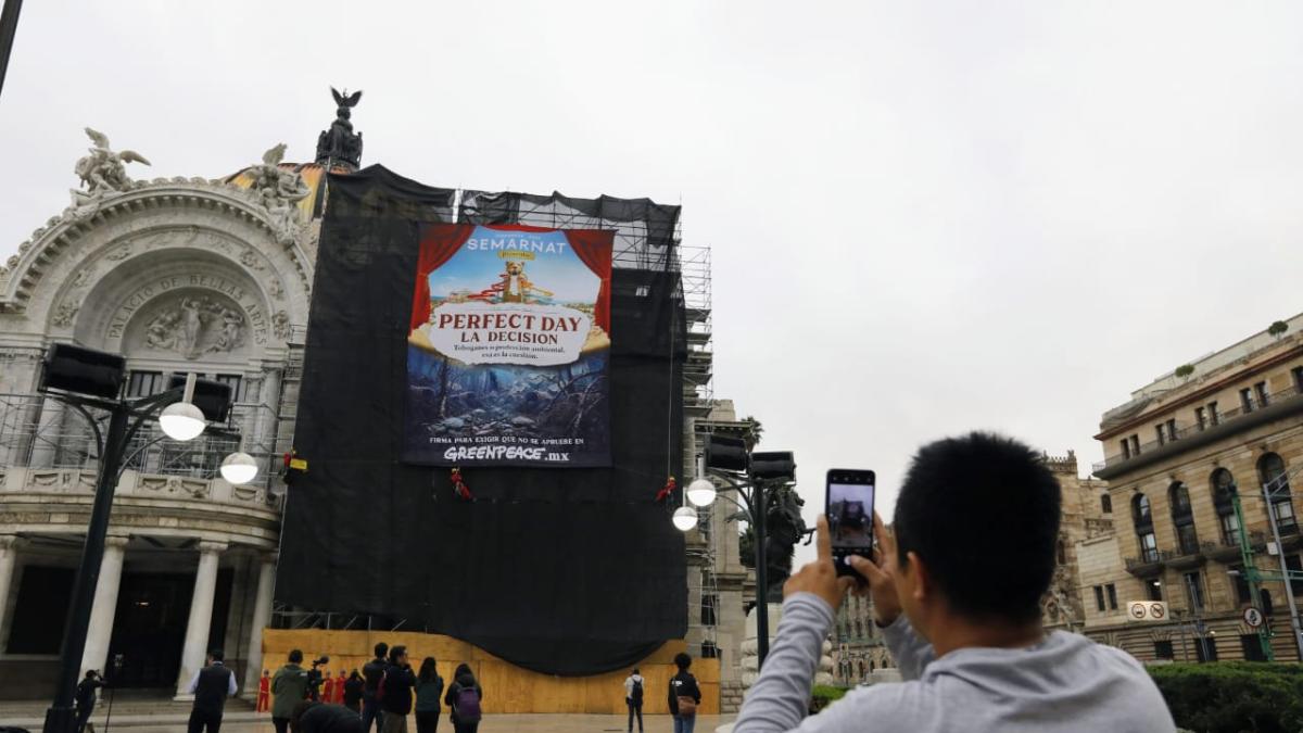<![CDATA[Greenpeace despliega manta en Bellas Artes contra proyecto Perfect Day]]>
