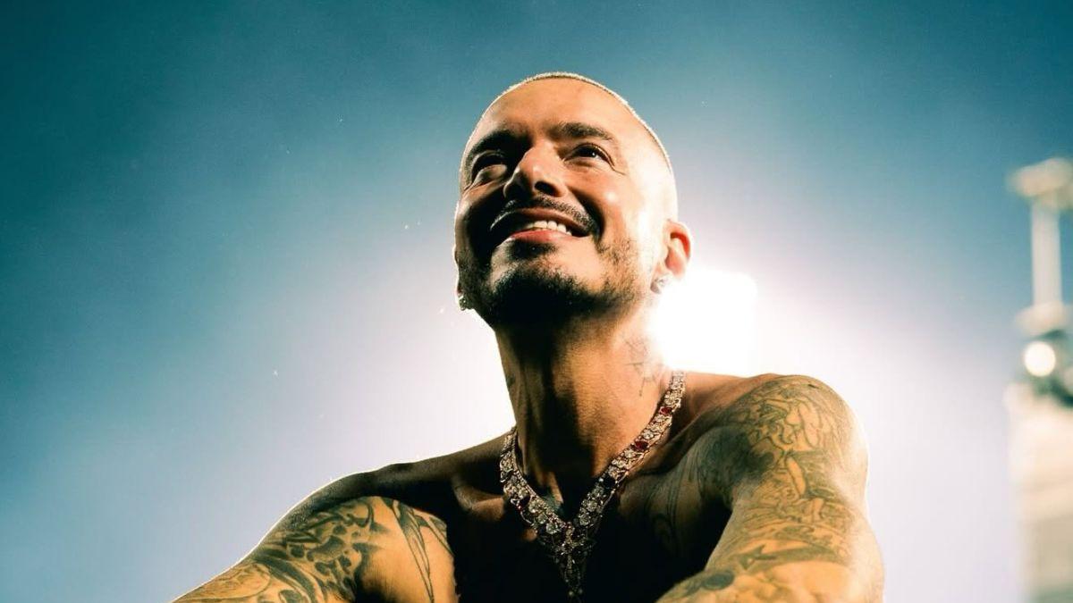 <![CDATA[J Balvin visita Mercado Medellín en CDMX y locatarios celebran]]>