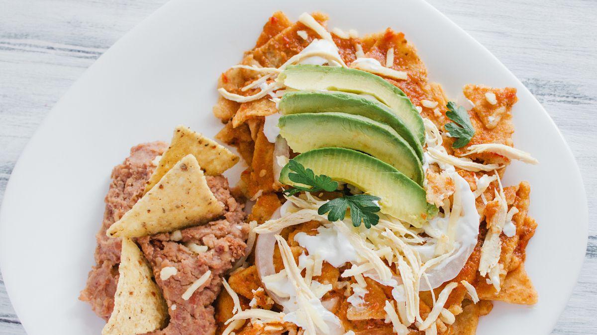 <![CDATA[Prepara los mejores chilaquiles rojos con la receta tradicional]]>
