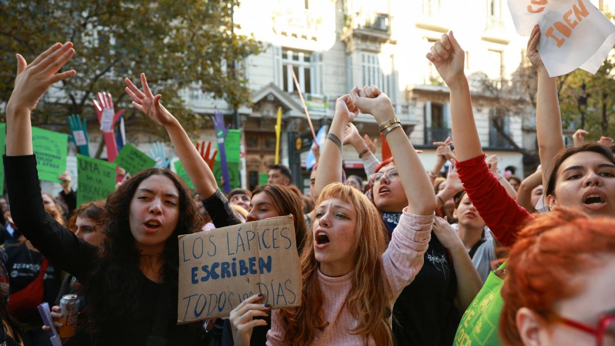 <![CDATA[Miles protestan en Argentina por ajuste al presupuesto universitario]]>