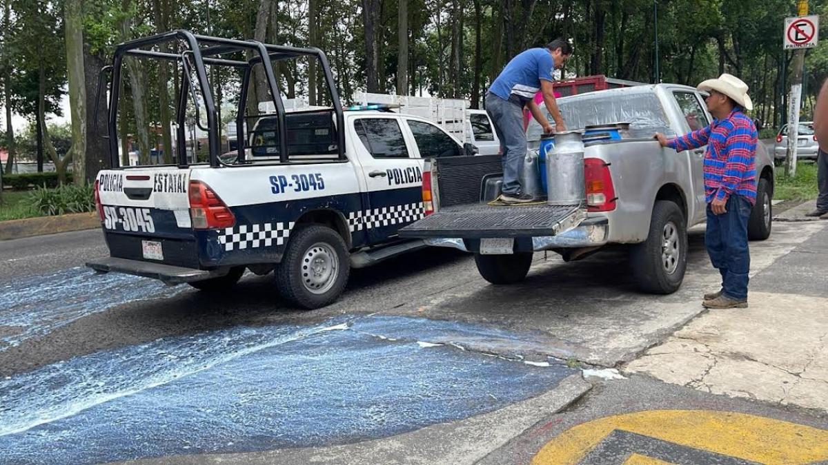 <![CDATA[Productores tiran su leche tras ser dados de baja de programa en Veracruz]]>