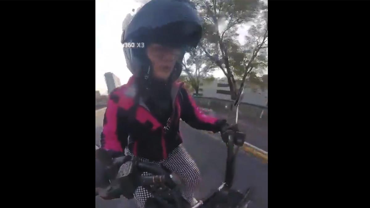<![CDATA[Mujer motociclista es derribada por un vehículo en Insurgentes; conductor huye]]>