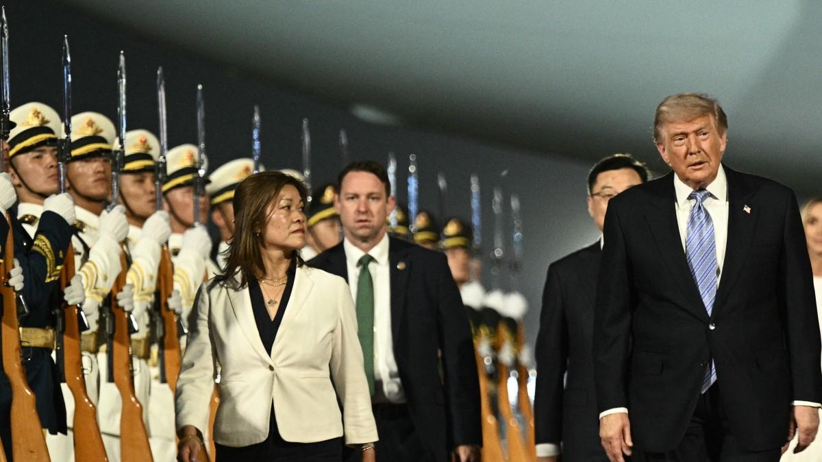 <![CDATA[Trump llega a Pekín; busca que Xi Jinping ‘abra’ China a empresas estadounidenses]]>