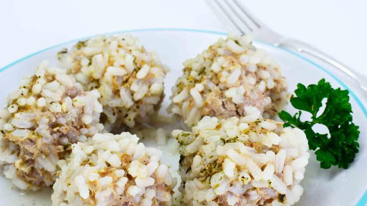 <![CDATA[Albóndigas de arroz veganas: receta nutritiva para el menú semanal]]>