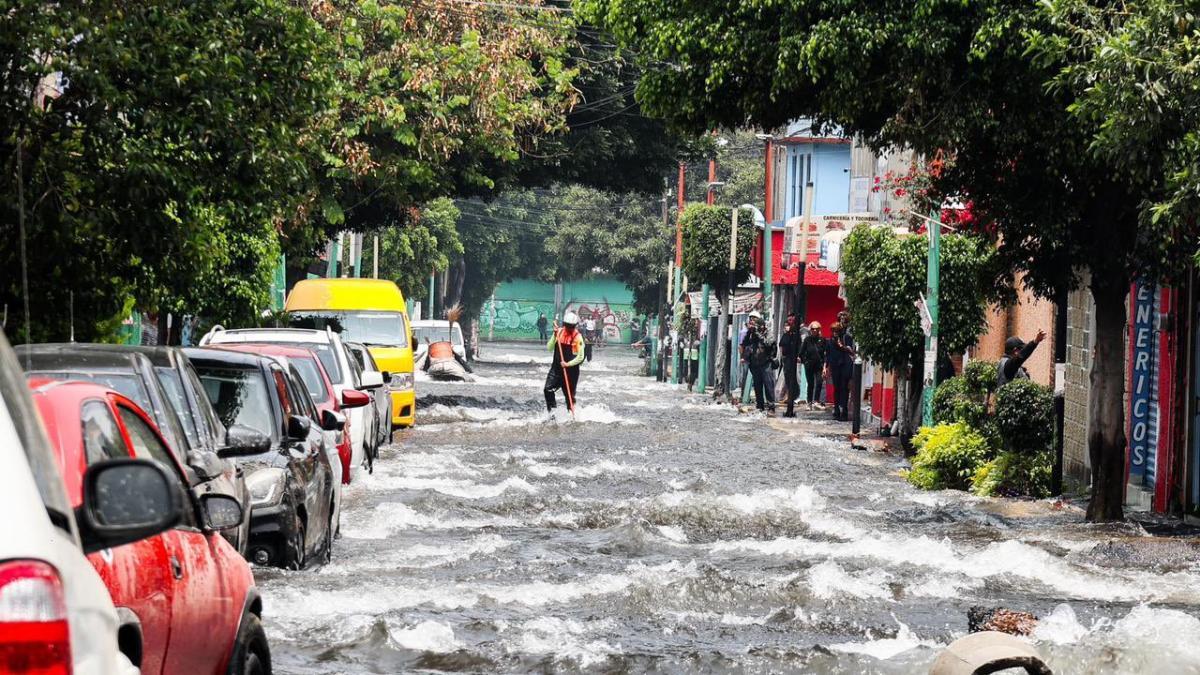 <![CDATA[¡Como un río! Enorme fuga de agua se registra en Iztapalapa CDMX]]>