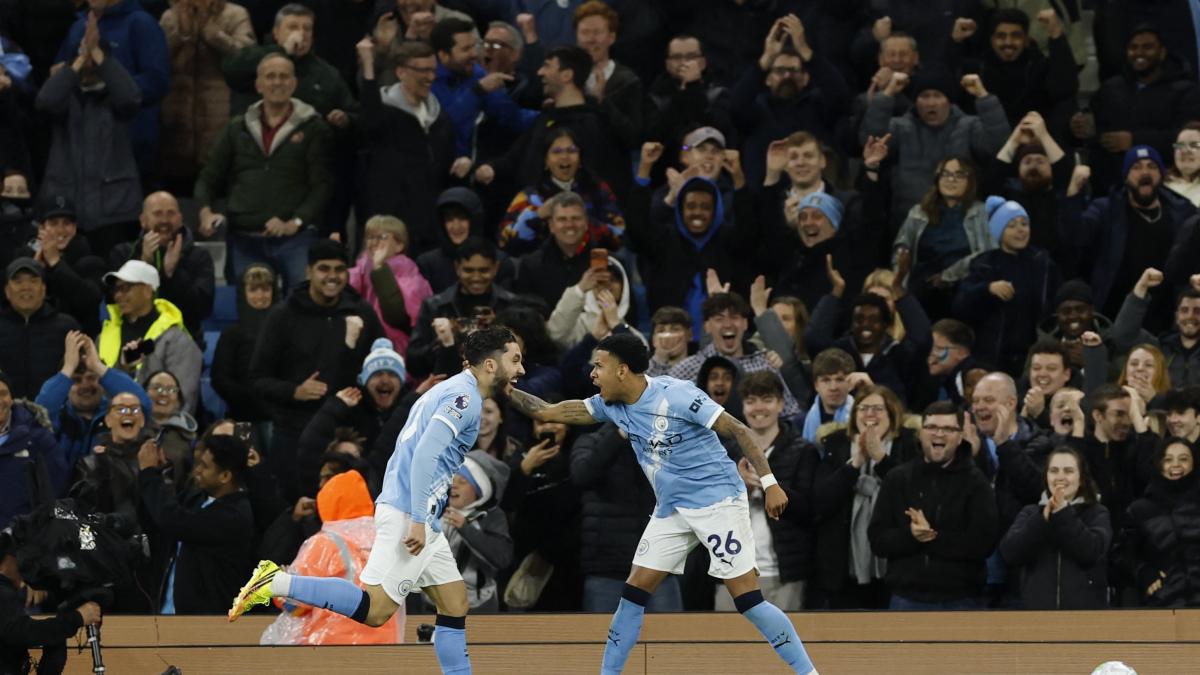 <![CDATA[Manchester City gana al Crystal Palace y mantiene vivas sus esperanzas en la Premier]]>