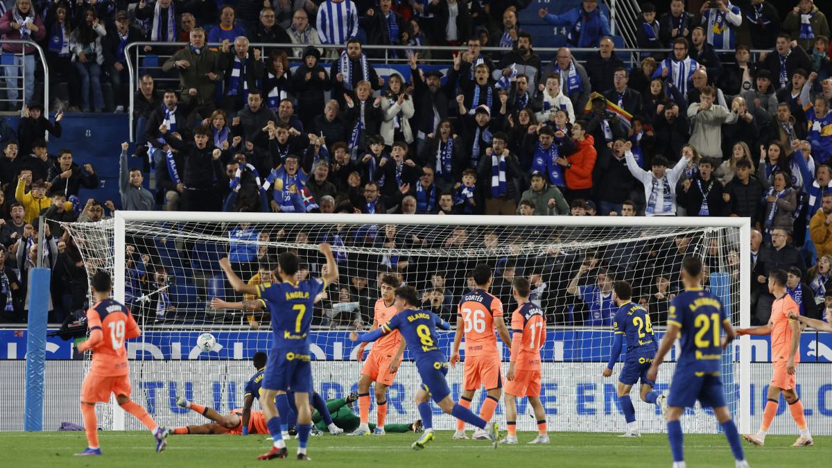 <![CDATA[Alavés vence al campeón Barcelona y da un paso gigante hacia la permanencia]]>