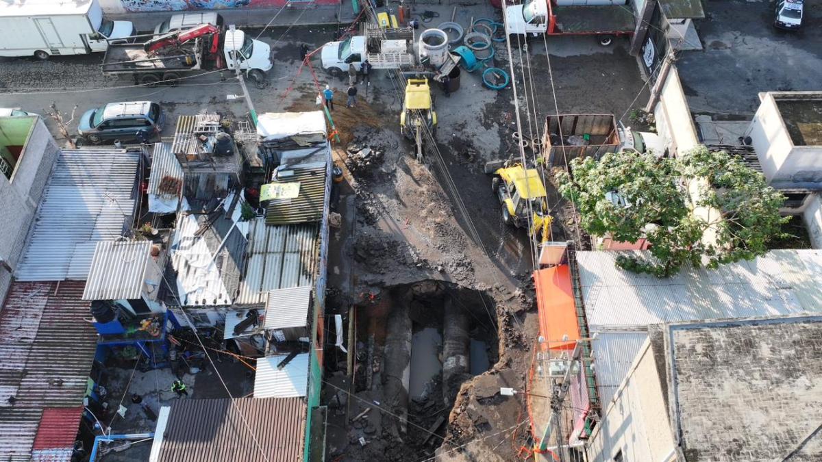 <![CDATA[Por mega fuga de agua en Iztapalapa vecinos siguen sin el líquido en sus casas]]>