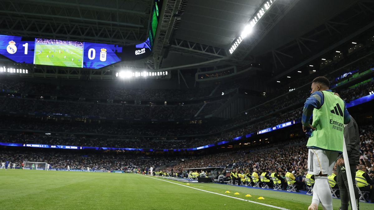 <![CDATA[Kylian Mbappé responde a los abucheos y revela que Álvaro Arbeloa lo tiene como cuarto delantero]]>