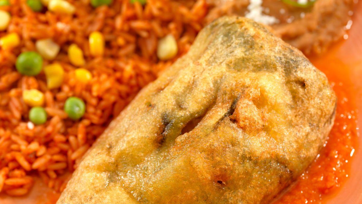 <![CDATA[Prepara chiles rellenos de queso capeados; trucos para hacerlos perfectos]]>