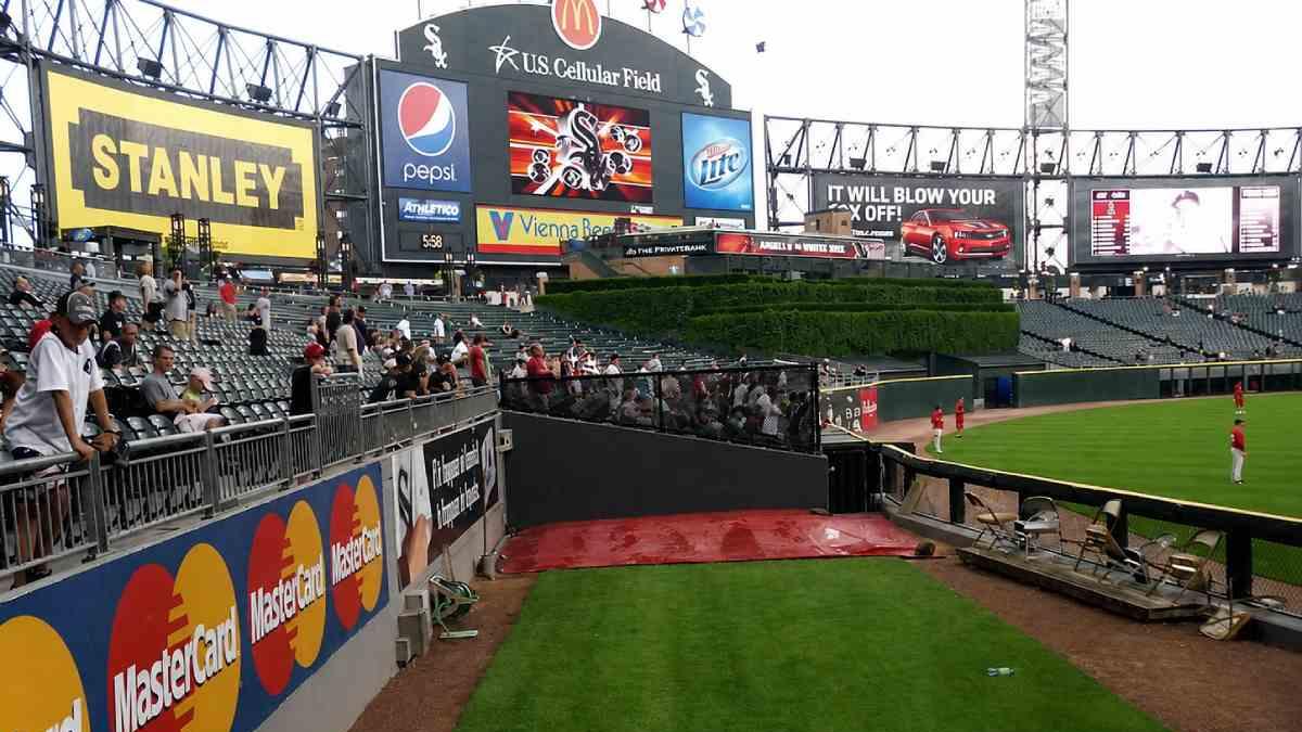 <![CDATA[Aficionado cae al bullpen en pleno juego de Grandes Ligas]]>