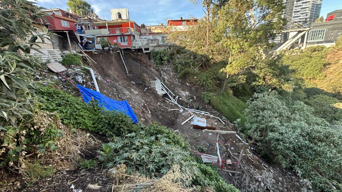 <![CDATA[Excavación irregular en Cuajimalpa deja viviendas a punto del derrumbe]]>