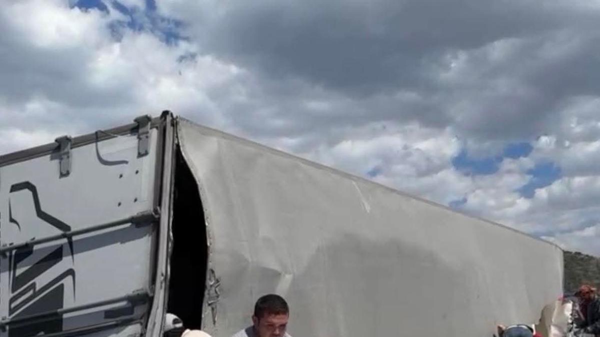 <![CDATA[Vuelca tráiler en Querétaro; vecinos aprovechan para saquear mercancía]]>