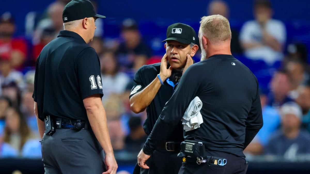 <![CDATA[¡Drama en el diamante! El umpire mexicano Alfonso Márquez es retirado de emergencia tras sufrir impactantes pelotazos]]>